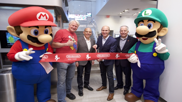 Nintendo-NY-Store-mario-luigi-ejecutivos-charles-martinet